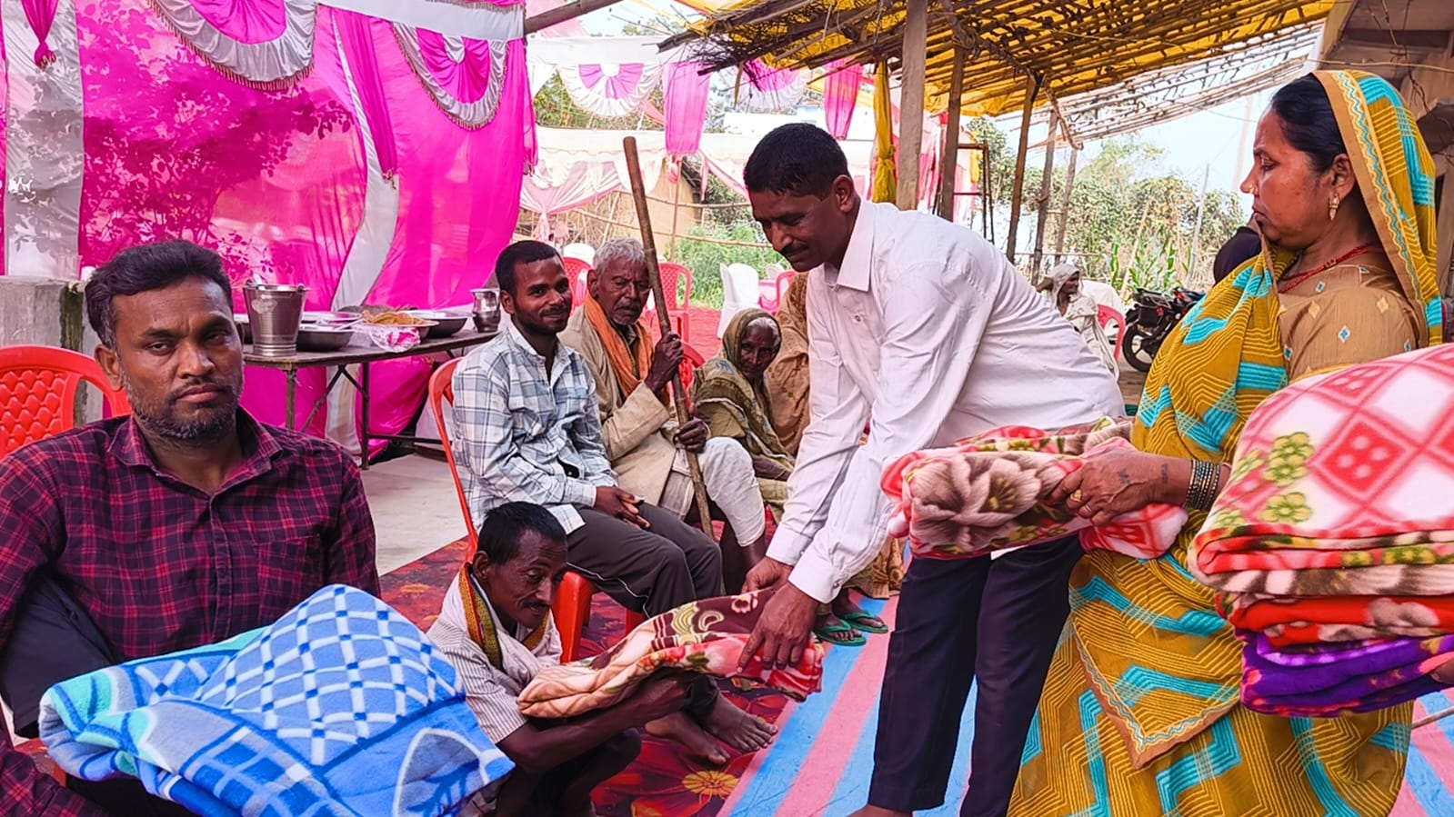 पुत्र की शादी को यादगार बनाने के लिए पुलिस कर्मी ने दिव्यांगों व जरूरतमंदों के बीच बांटे वस्त्र, लिया आशीर्वाद