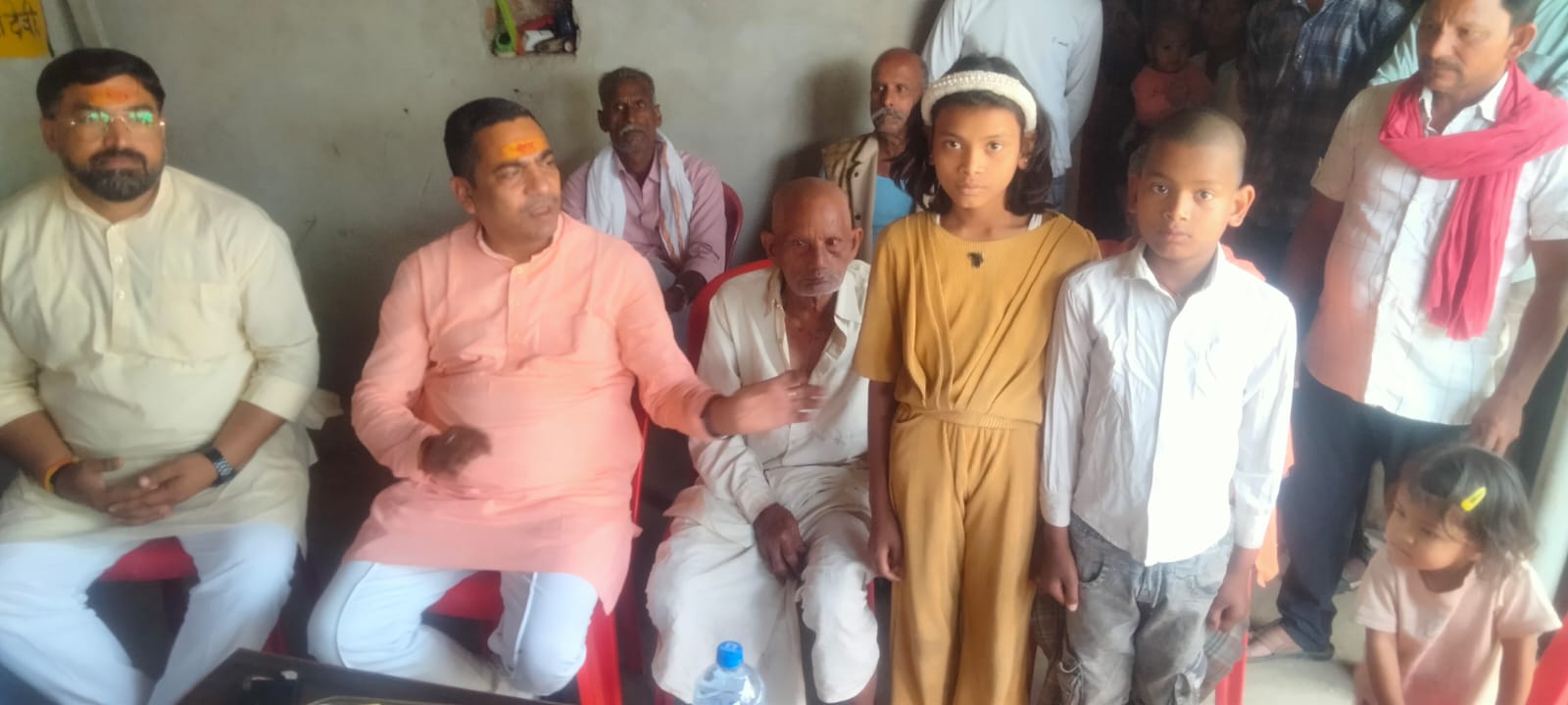 भाजपा के दिवंगत कार्यकर्ता के घर पहुंचे पूर्व मंत्री भानू प्रताप शाही, परिजनों को दी सांत्वना