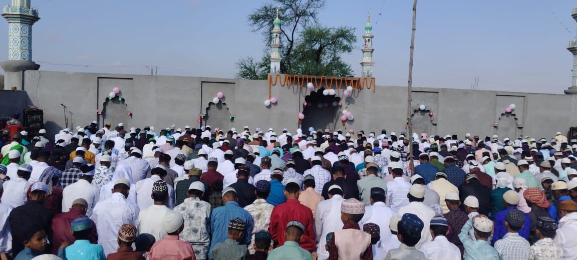 कांडी में धूमधाम से मनाई गई ईद, ईदगाहों में अदा हुई नमाज