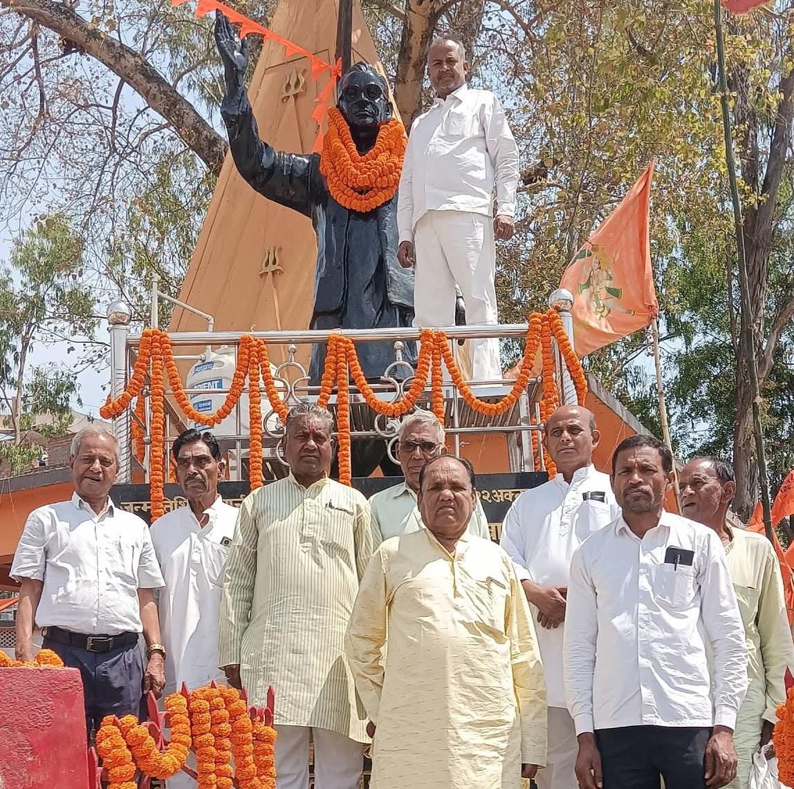 डॉ. राममनोहर लोहिया की 116वीं जयंती पर माल्यार्पण, विचारों पर चलने का संकल्प