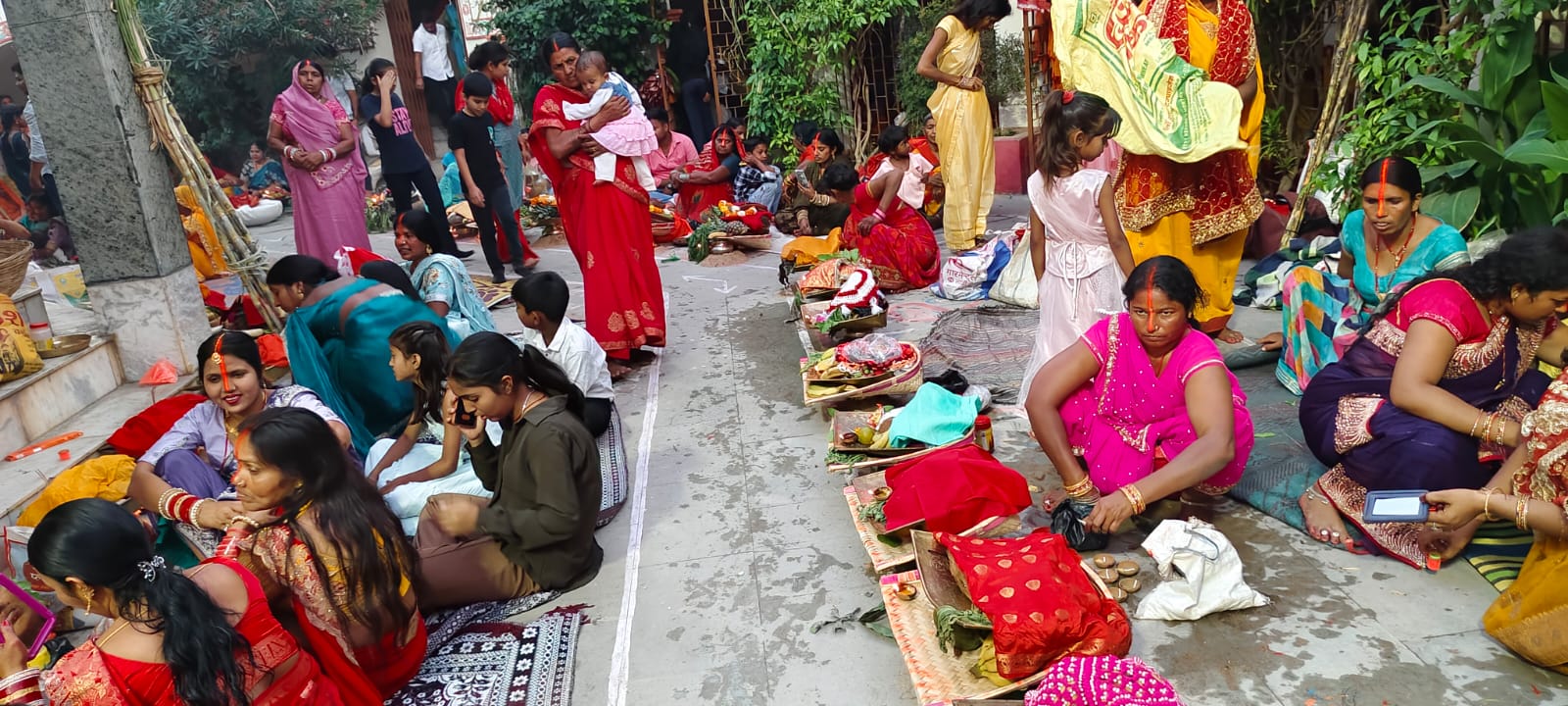 चैती छठ पर गढ़वा जिले में आस्था का सैलाब, व्रतियों ने अस्ताचलगामी सूर्य को दिया अर्घ्य