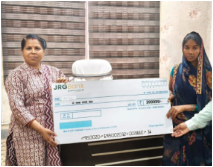 ग्रामीण बैंक ने मृतक मजदूर की पत्नी को सौंपा दो लाख रुपये का बीमा चेक