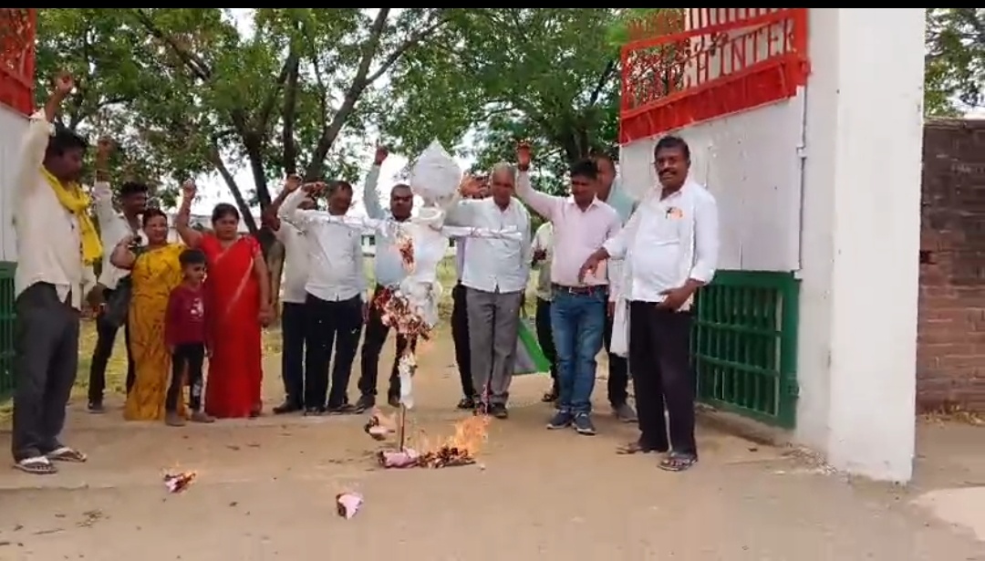 कांडी के इंटर महाविद्यालय में कर्मियों का प्रदर्शन, शिक्षा सचिव का पुतला दहन