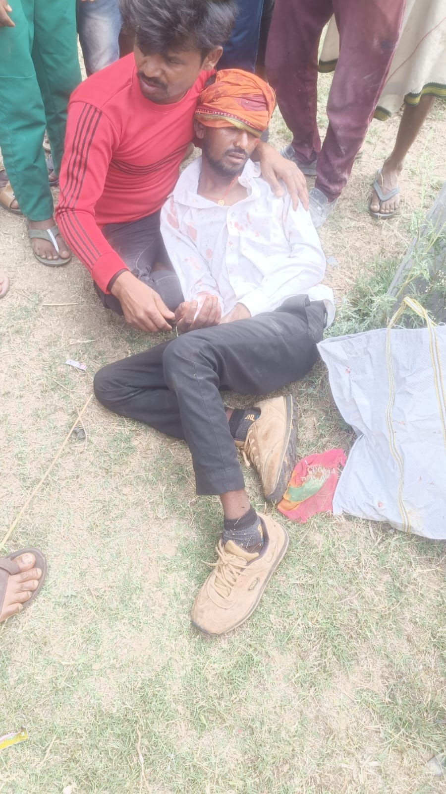 अनियंत्रित बाइक पोल से टकराया ,महिला सहित तीन घायल