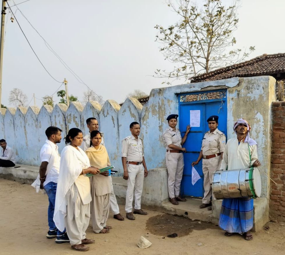 फरार दुष्कर्म आरोपी के घर इश्तेहार चस्पा, आत्मसमर्पण का निर्देश