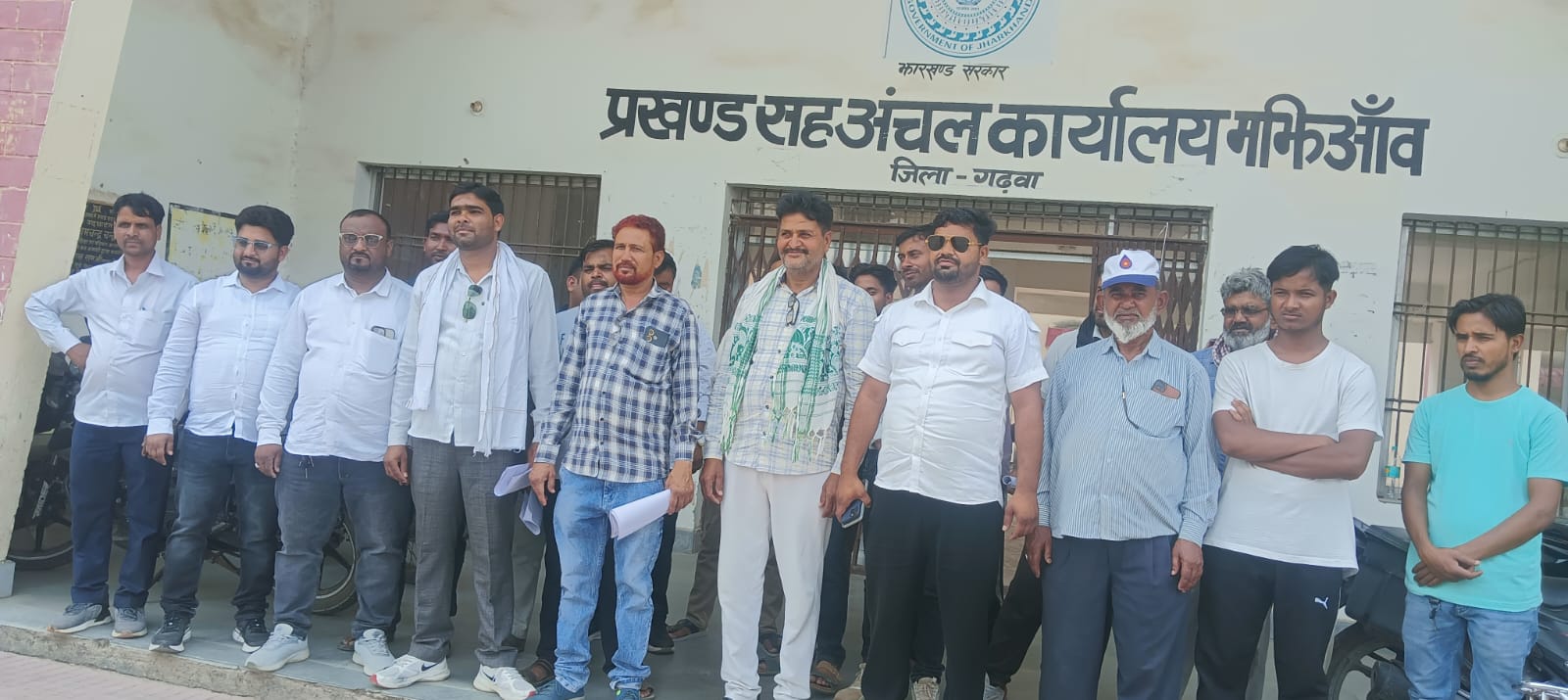मझिआंव में जनसमस्याओं का विस्फोट: सड़क अतिक्रमण, नदी प्रदूषण और गौ माता मुद्दे पर ग्रामीणों का बढ़ता आक्रोश