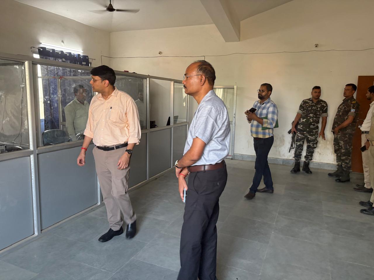 मेराल प्रखंड कार्यालय का डीसी अनन्य मित्तल ने किया औचक निरीक्षण