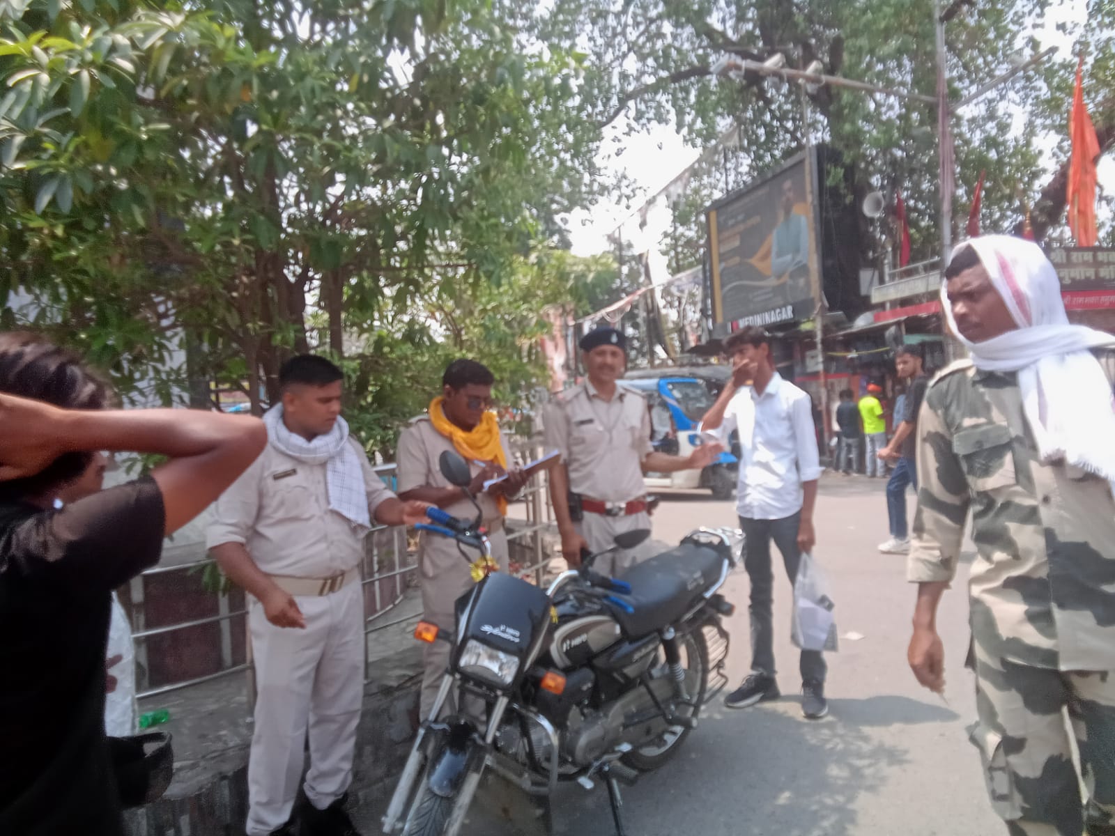 पलामू पुलिस अधीक्षक के निर्देशानुसार शहर में चला सघन वाहन जांच अभियान: