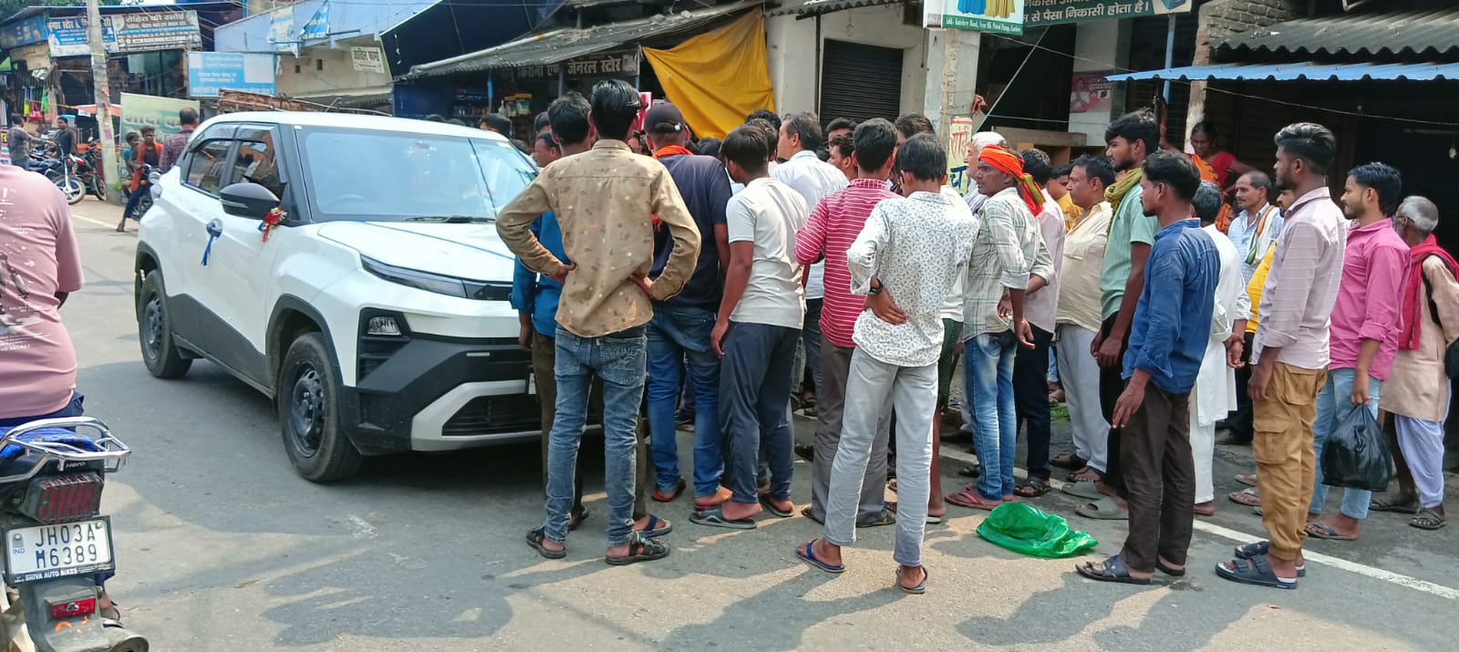 तेज रफ्तार कार ने पैदल जा रहे व्यक्ति को मारी टक्कर, गंभीर घायल, गढ़वा रेफर