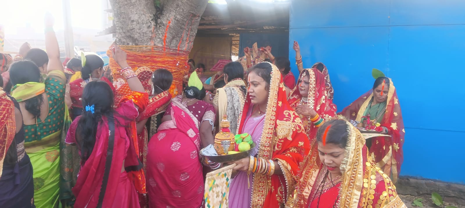 पति की लंबी उम्र के लिए सुहागिन महिलाओं ने रखा वट सावित्री व्रत