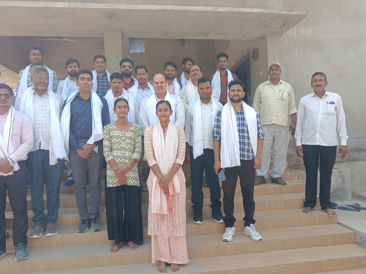 पुत्री की प्रखंड में प्रथम स्थान पर खुशी में दीपक यादव ने विद्यालय परिवार को किया सम्मानित