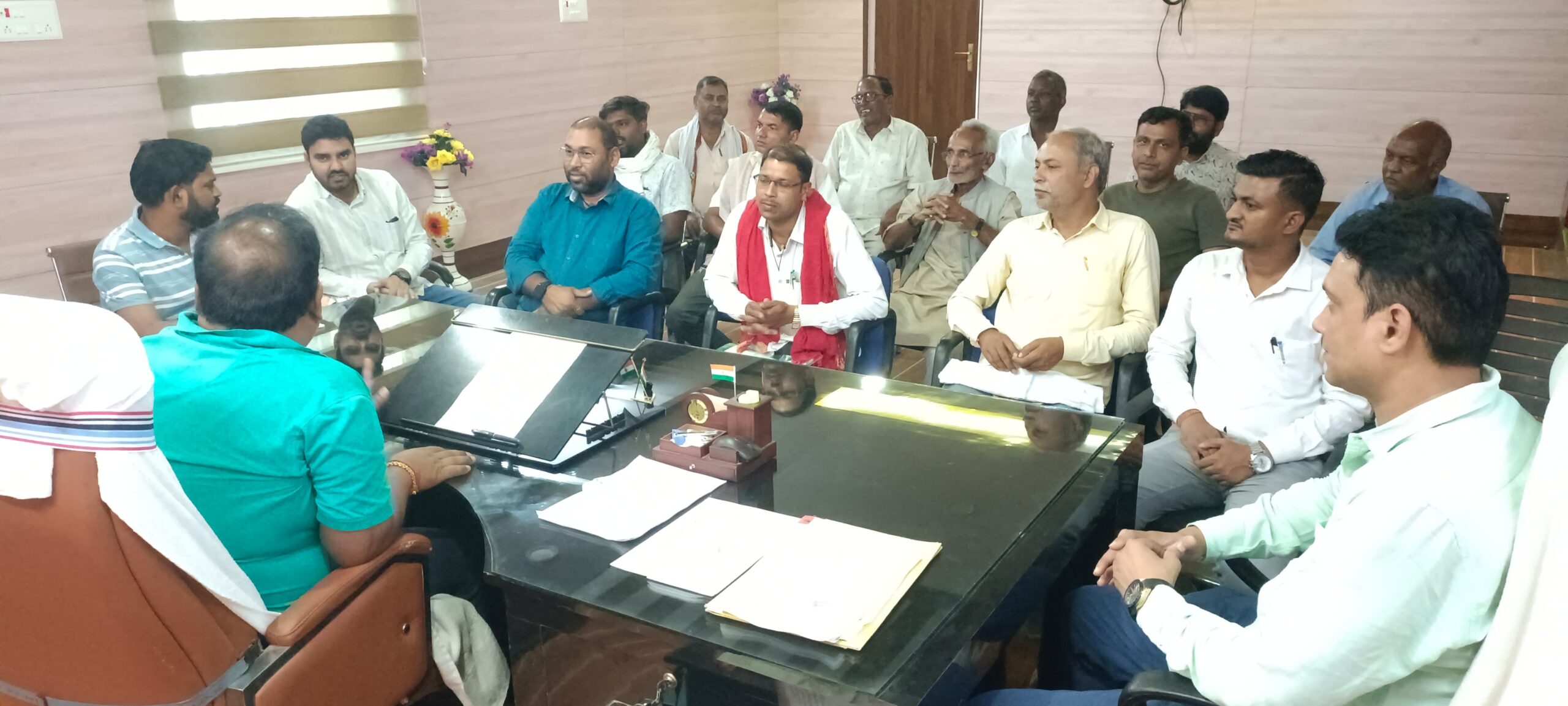 बंशीधर नगर में पेट्रोल पंप संचालकों के साथ एसडीओ की बैठक, कालाबाजारी पर सख्ती के निर्देश