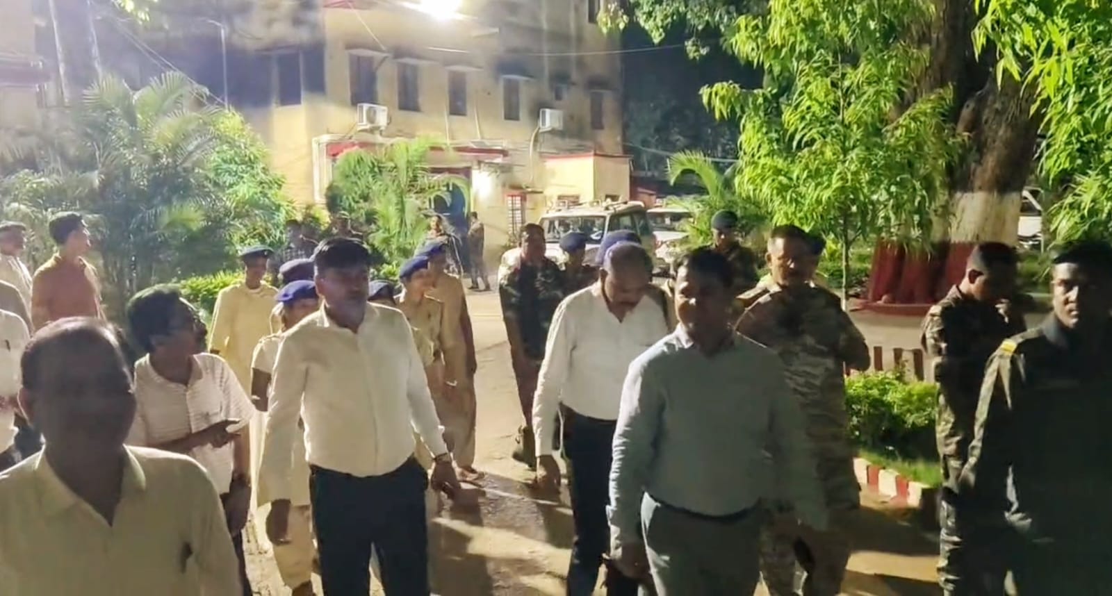 गढ़वा मंडल कारा में देर रात औचक छापेमारी, सुरक्षा व्यवस्था का लिया गया जायजा