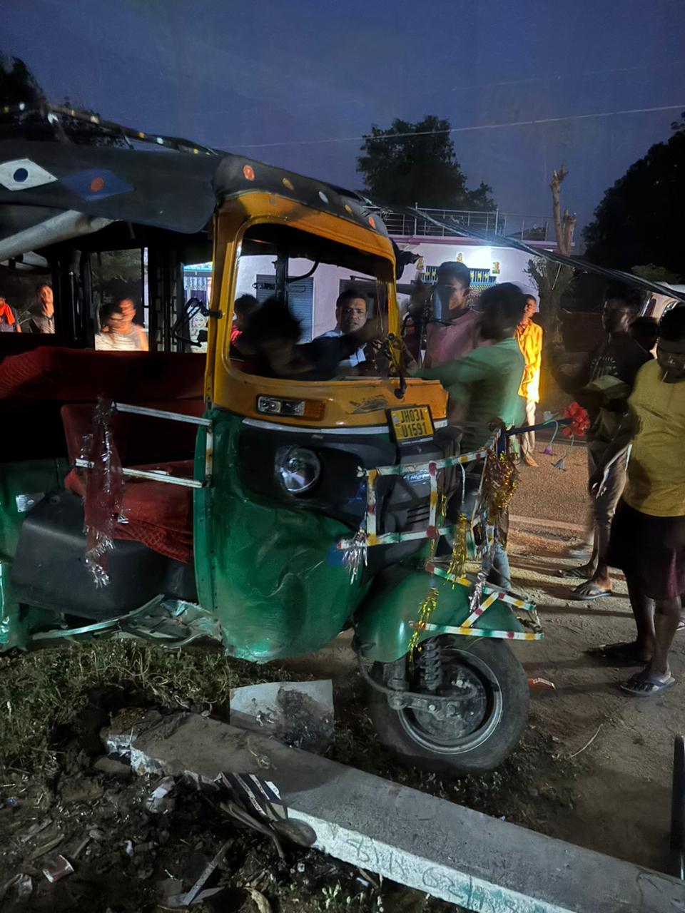 पलामू में ऑटो की जोरदार टक्कर, बिजली का खंभा उखड़ा, चालक की पिटाई