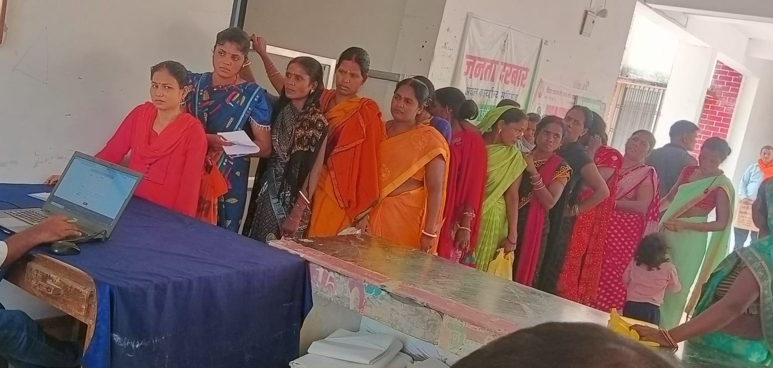 मईया सम्मान योजना दस्तावेज जांच में उमड़ी महिलाओं की भीड़, टोकन लेने को लेकर धक्का-मुक्की