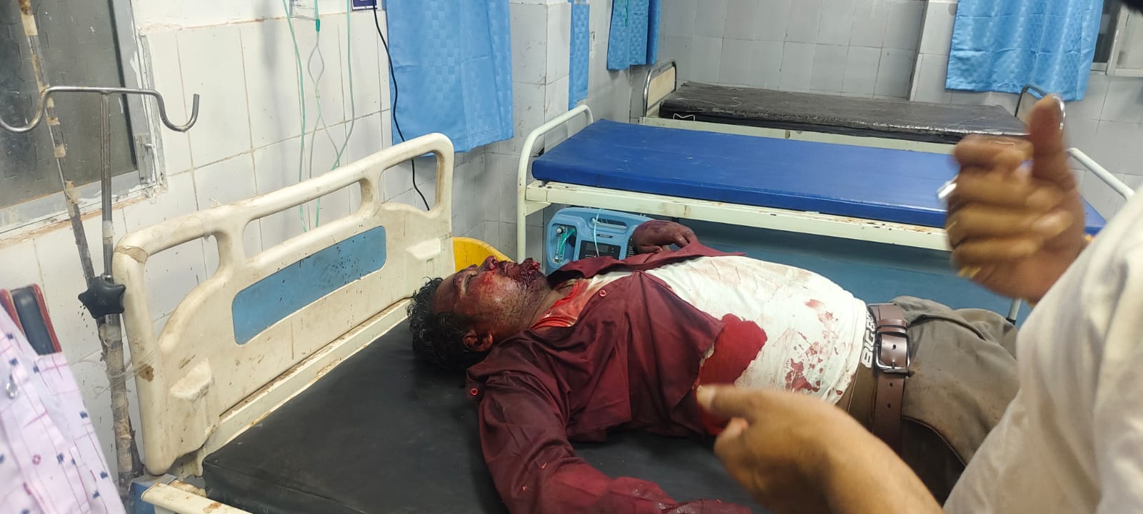 बारात में शामिल होने जा रहे युवक की सड़क हादसे में मौत, डिवाइडर से टकराई तेज रफ्तार गाड़ी