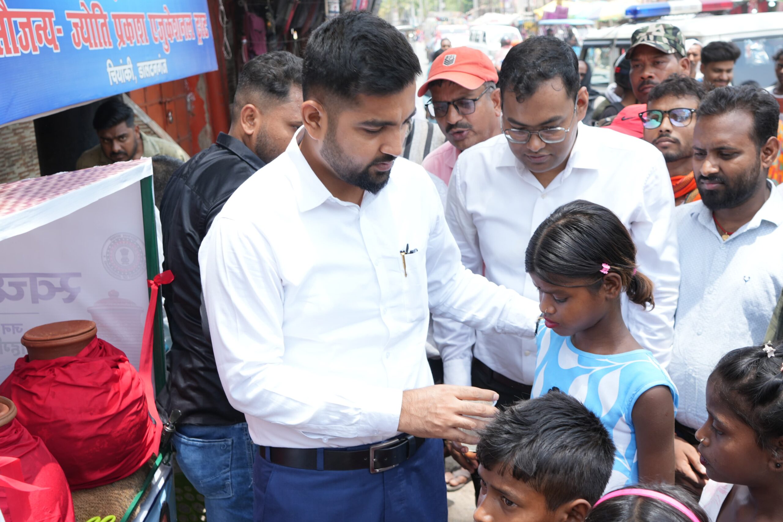छः मुहान पर प्याऊ का उद्घाटन, उपायुक्त ने स्वयं पानी पिलाकर दिया मानव सेवा और स्वच्छता का संदेश