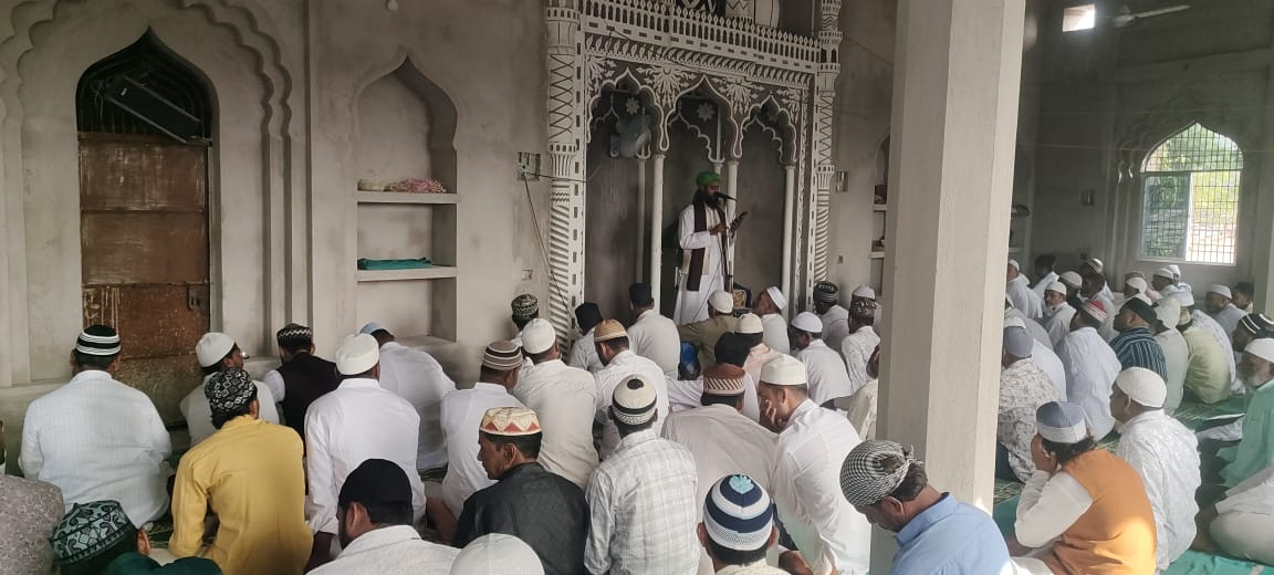 सदर प्रखंड क्षेत्र में अकीदत के साथ मनाई गई बकरीद पर्वमुस्लिम धर्मावलंबियों ने मस्जिदों में की नमाज अदा