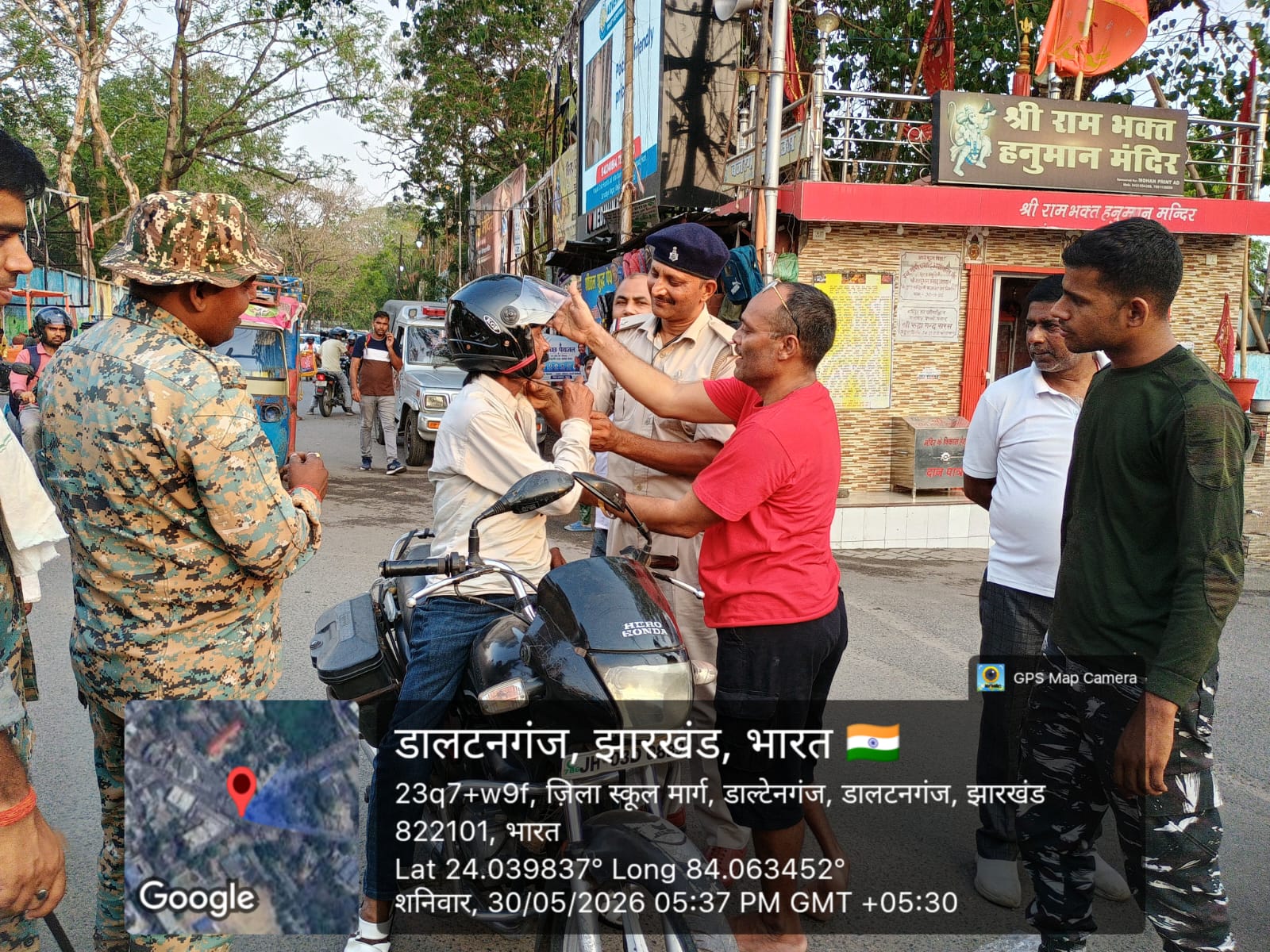 पलामू पुलिस का अनोखा पहल बिना हेलमेट चलने वाले को बाटे गए हेलमेट