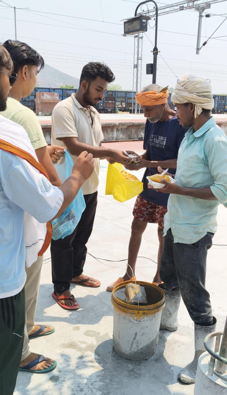 रेलवे स्टेशन पर 200 जरूरतमंदों को कराया भोजन, बांटा शीतल जल