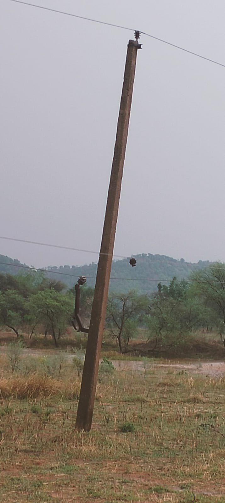 आंधी-तूफान से केतार के चेचारिया गांव में भारी तबाही, सड़क जाम, बिजली ठप