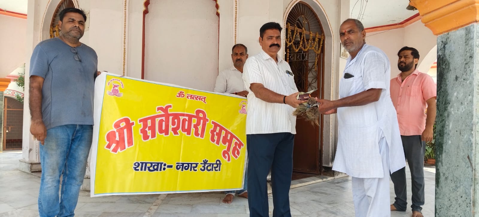 मंदिरों एवं पूजा स्थलों में श्री सर्वेश्वरी समूह ने किया झाड़ू वितरण