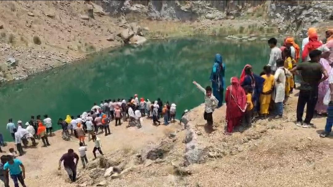 माइंस के गहरे गड्ढे में युवक के डूबने की आशंका, तलाश अभियान जारी