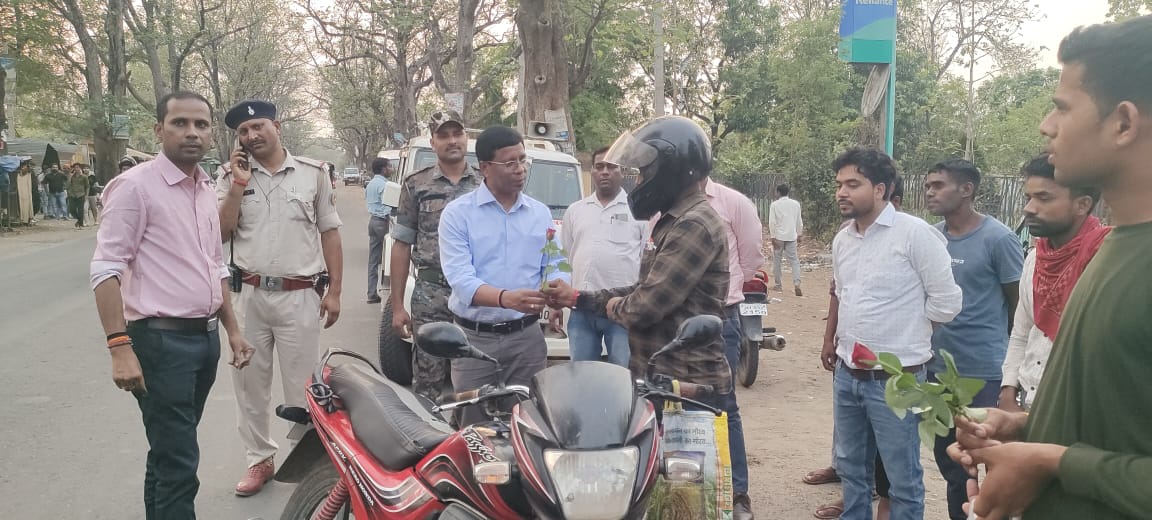 बिना हेलमेट बाइक चला रहे लोगों को डीटीओ और ट्रैफिक प्रभारी ने पहनाई माला, दिया गुलाब