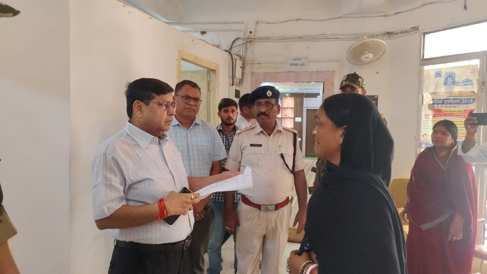 अनुमंडल अस्पताल व कार्यालय का डीसी ने किया औचक निरीक्षण, कमियों पर जताई नाराजगी