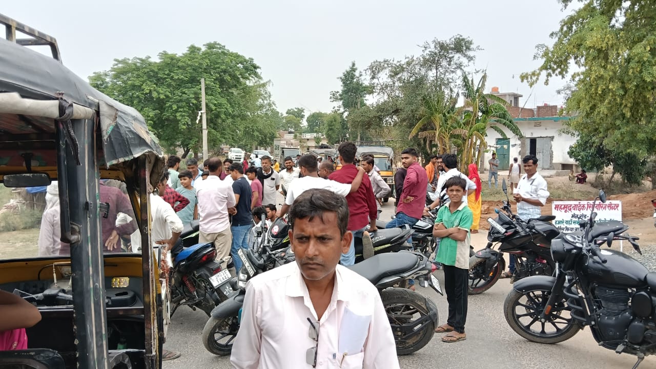 5 माह बाद भी नहीं हटा सड़क से अतिक्रमण, आक्रोशित ग्रामीणों ने किया सड़क जाम