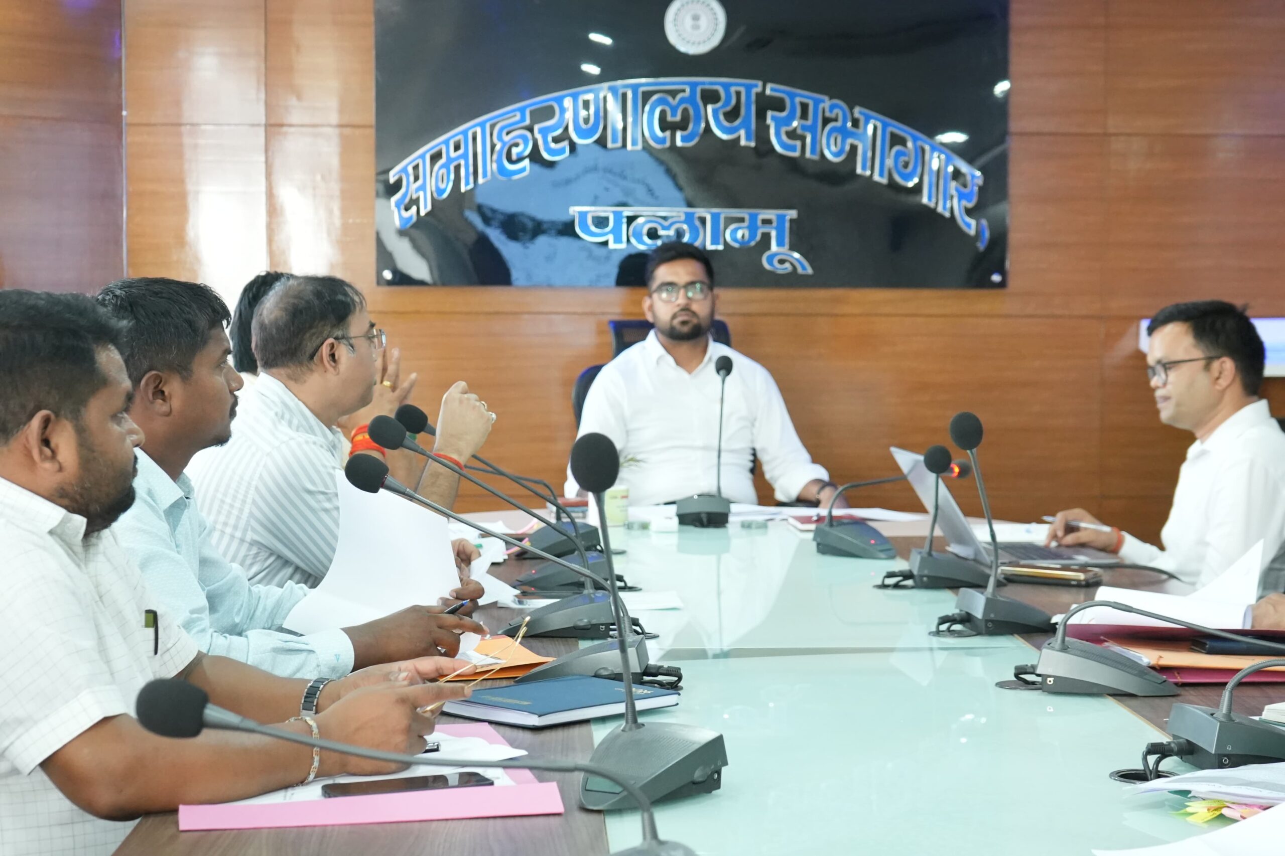 पलामू डीसी ने योजनाओं के प्रभावी क्रियान्वयन व वैक्सीनेशन में तेजी लाने का दिया निर्देश