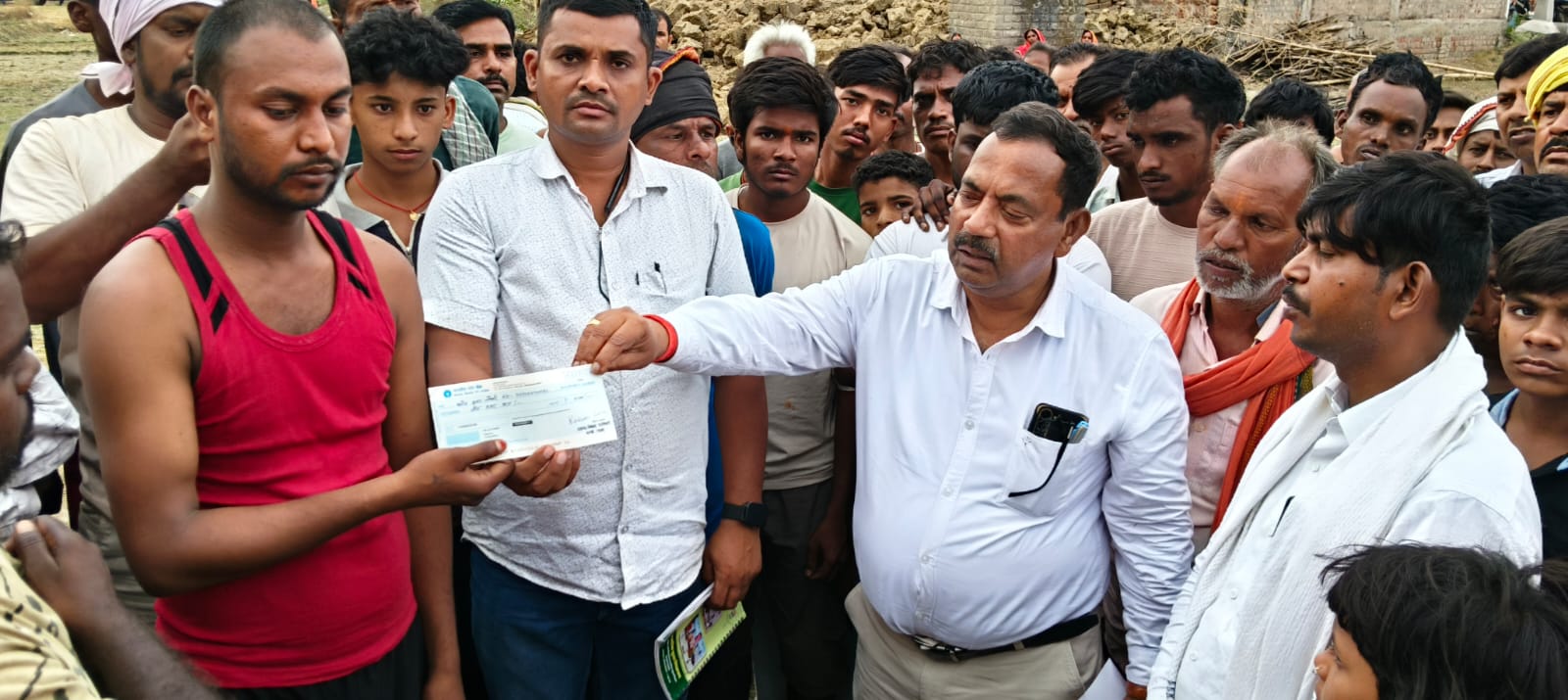 कथित गलत इलाज से महिला की मौत, बीडीओ ने परिजनों को दी आर्थिक सहायता