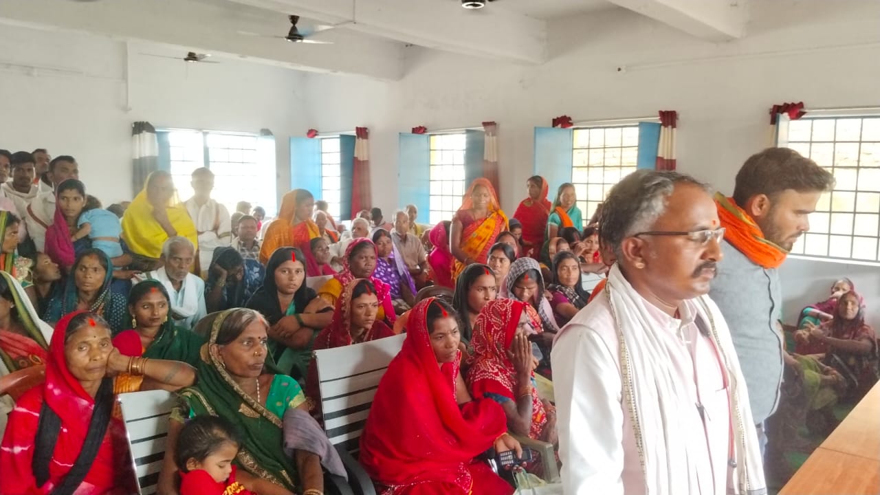 आवास सर्वेक्षण में अवैध वसूली का आरोप, रक्सी के ग्रामीणों ने बीडीओ से की जांच और कार्रवाई की मांग