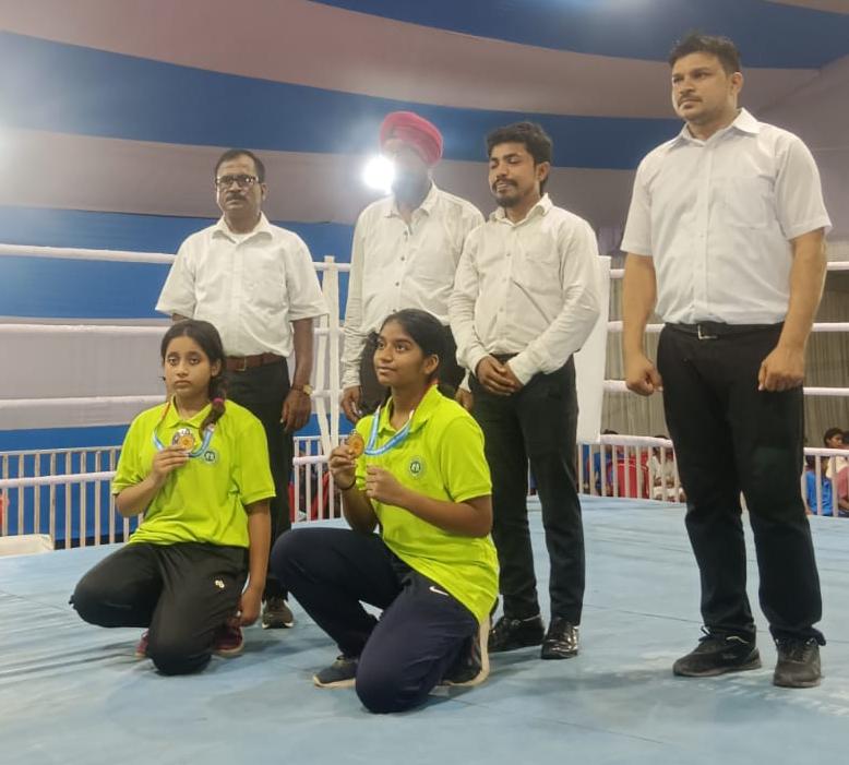 राज्य स्तरीय बॉक्सिंग प्रतियोगिता में अर्पणा कुमारी ने जीता सिल्वर मेडल, एसजीएन मॉडर्न किंडर गार्टन विद्यालय का बढ़ाया मान