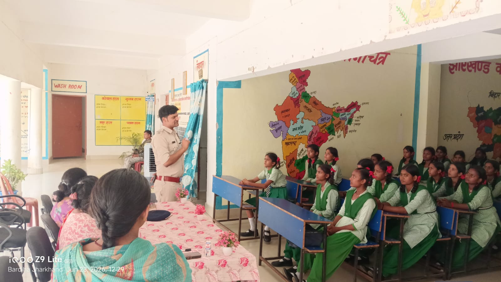 बरडीहा पुलिस ने कस्तूरबा विद्यालय में चलाया जागरूकता अभियान