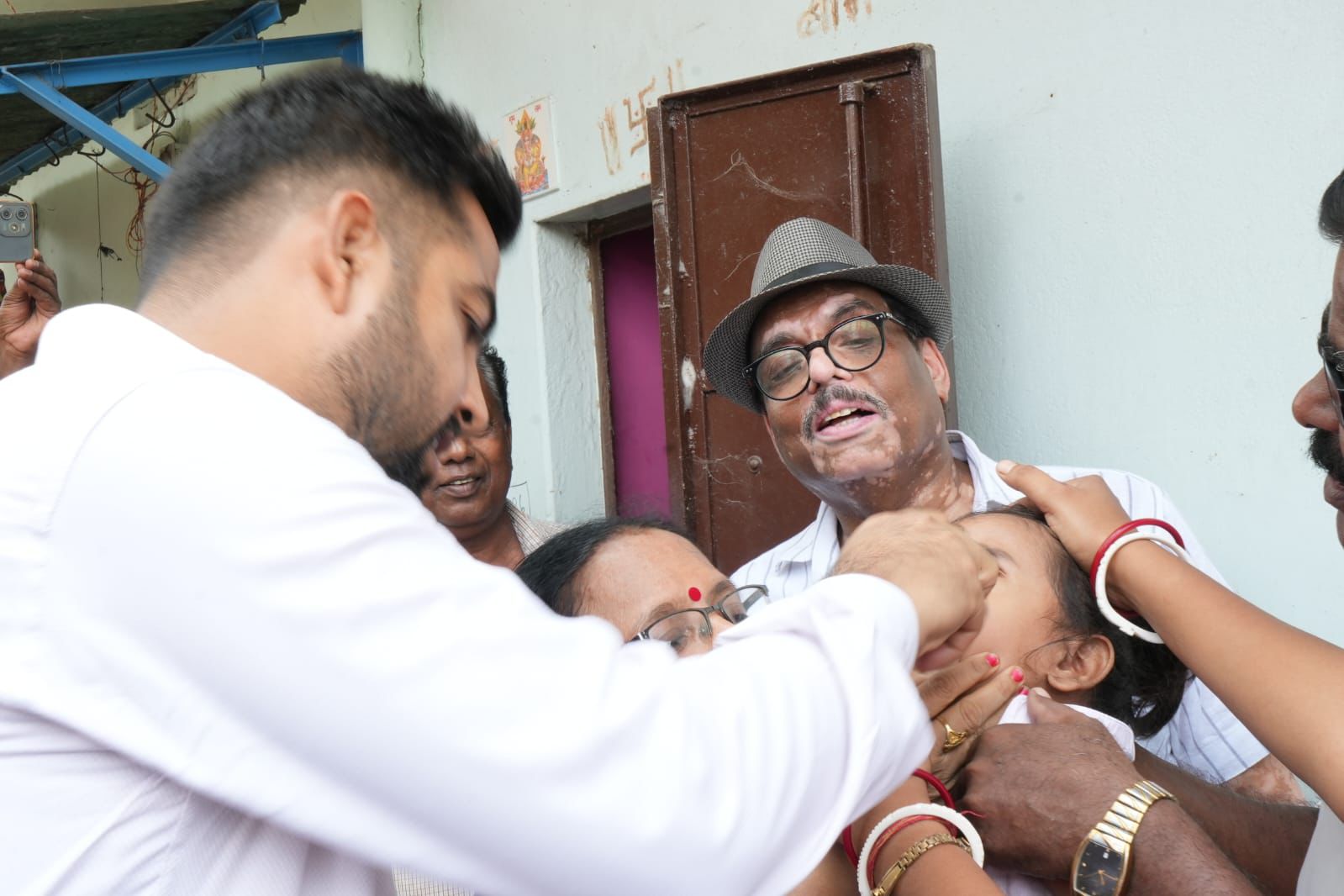उपायुक्त ने घर-घर जाकर बच्चों को पिलाई पोलियो रोधी दवा, अभिभावकों से सहयोग की अपील