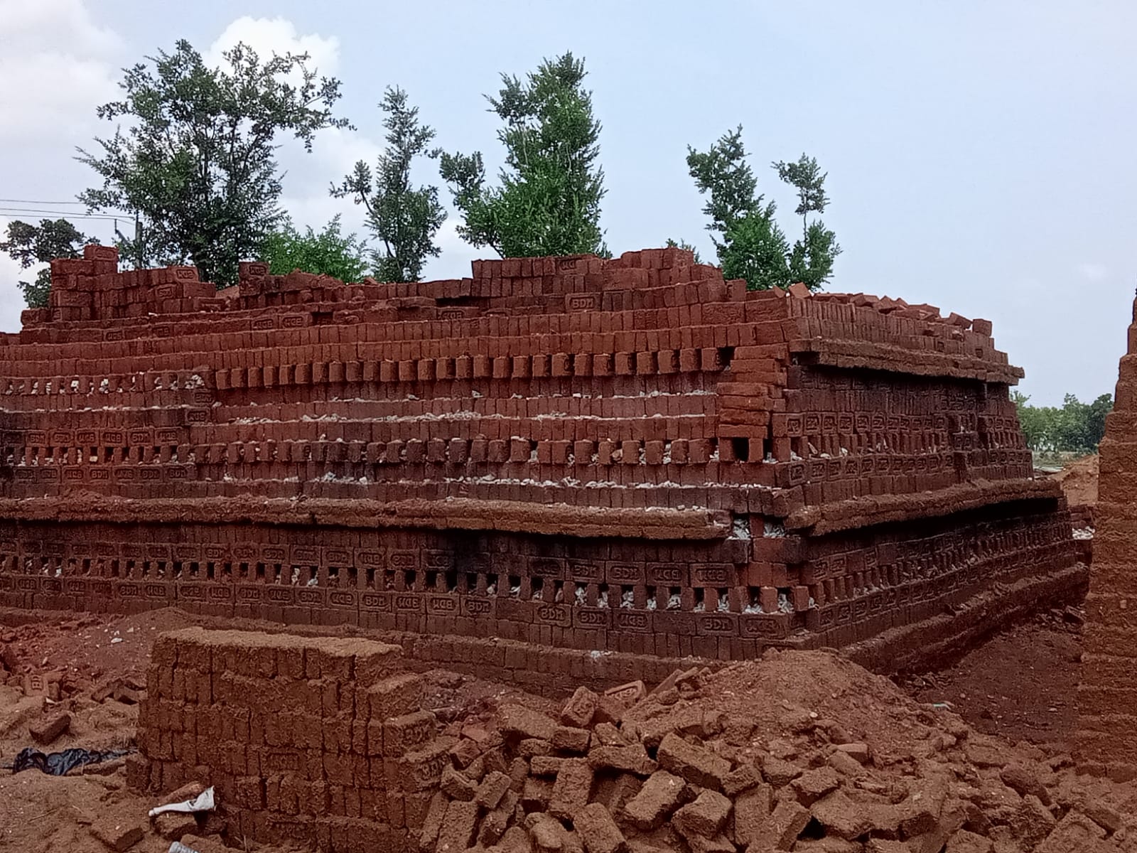 चैनपुर के बोड़ी में कथित अवैध ईंट भट्ठा संचालन का आरोप, ग्रामीणों ने जांच की उठाई मांग