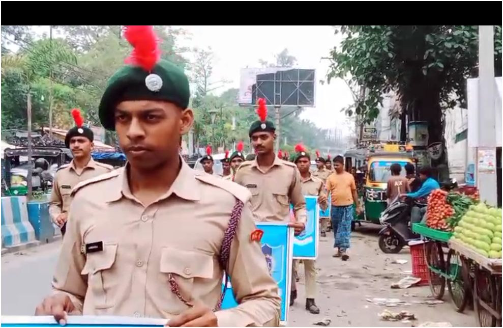 सड़क सुरक्षा सप्ताह के तहत ट्रैफिक पुलिस व एनसीसी ने निकाली जागरूकता रैली