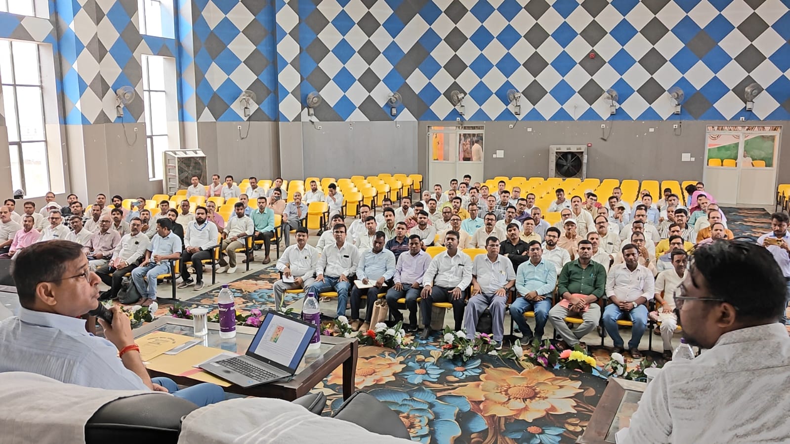 गढ़वा में शिक्षा व्यवस्था सुधारने को उपायुक्त सख्त, खराब प्रदर्शन पर स्पष्टीकरण का निर्देश