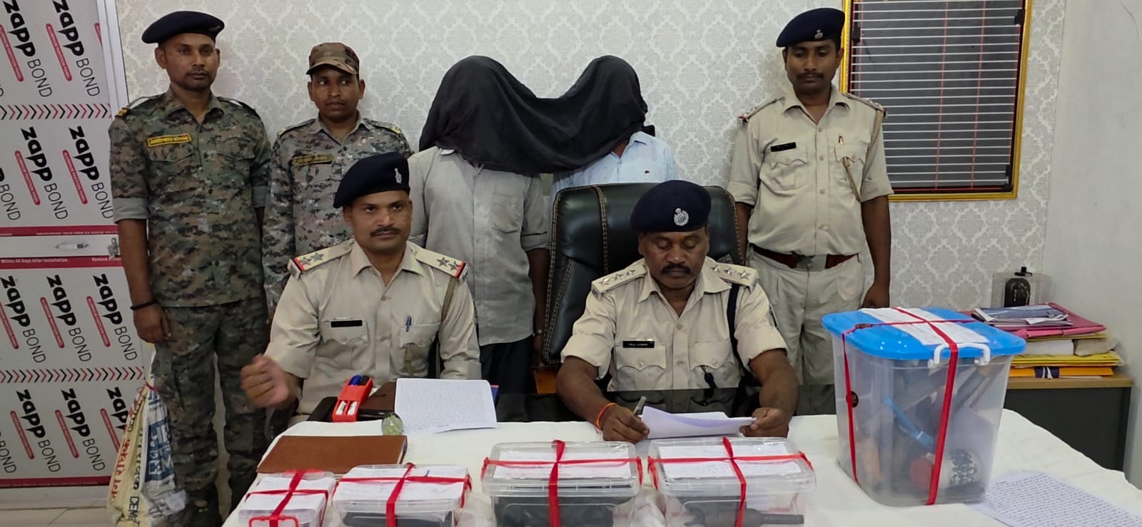 सिक्सर बनानें की फैक्ट्री का हुआ उद्भेदन: दो पिस्टल के साथ दो हुए गिरफ्तार:जेल से छूटते के बाद फिर से सिक्सर बनाना किया शुरु किया था मास्टर माइंड संजय