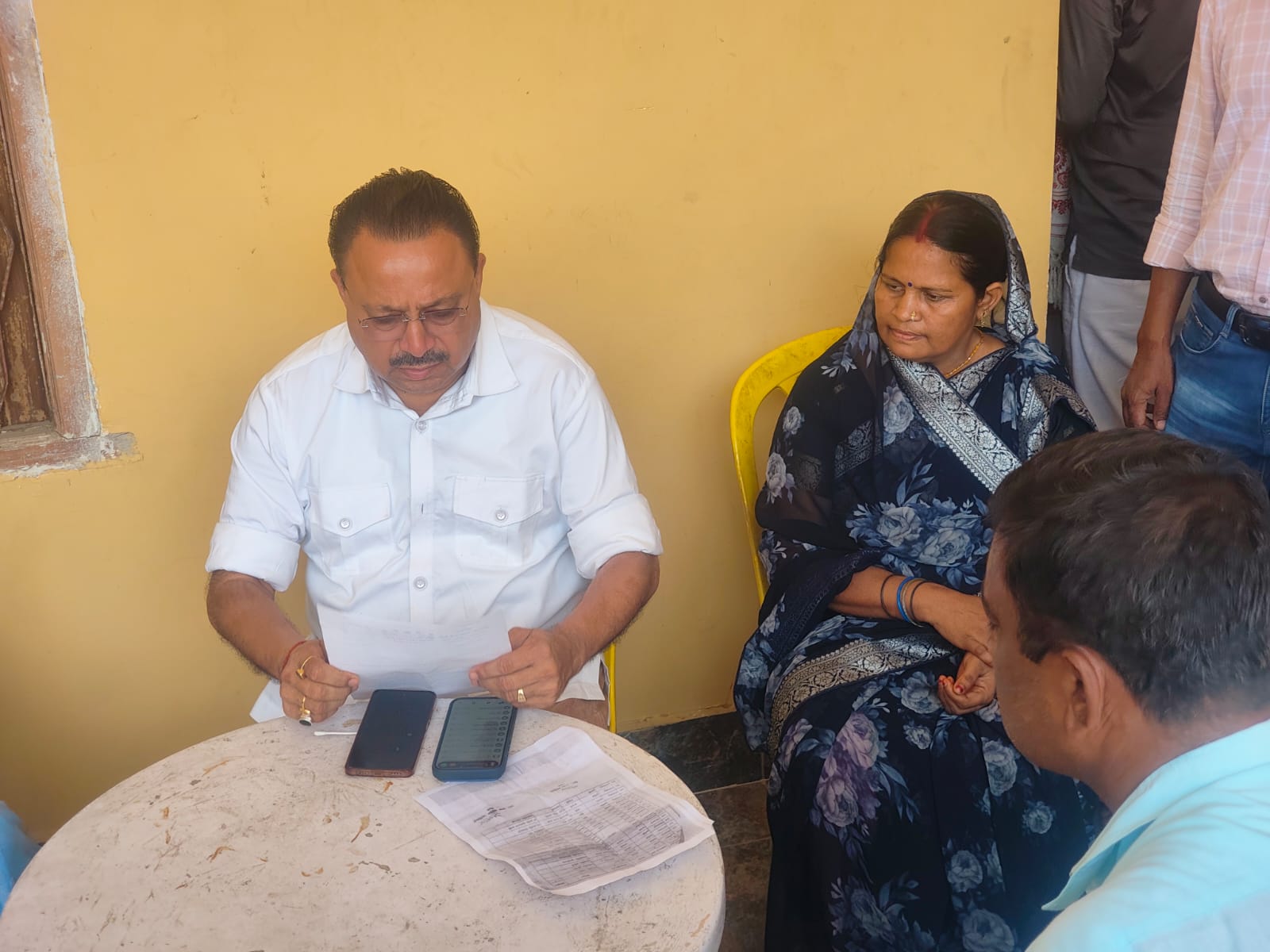 कटहर कला पंचायत की समस्याओं को लेकर विधायक से मिलीं मुखिया, पीसीसी सड़क निर्माण की उठाई मांग