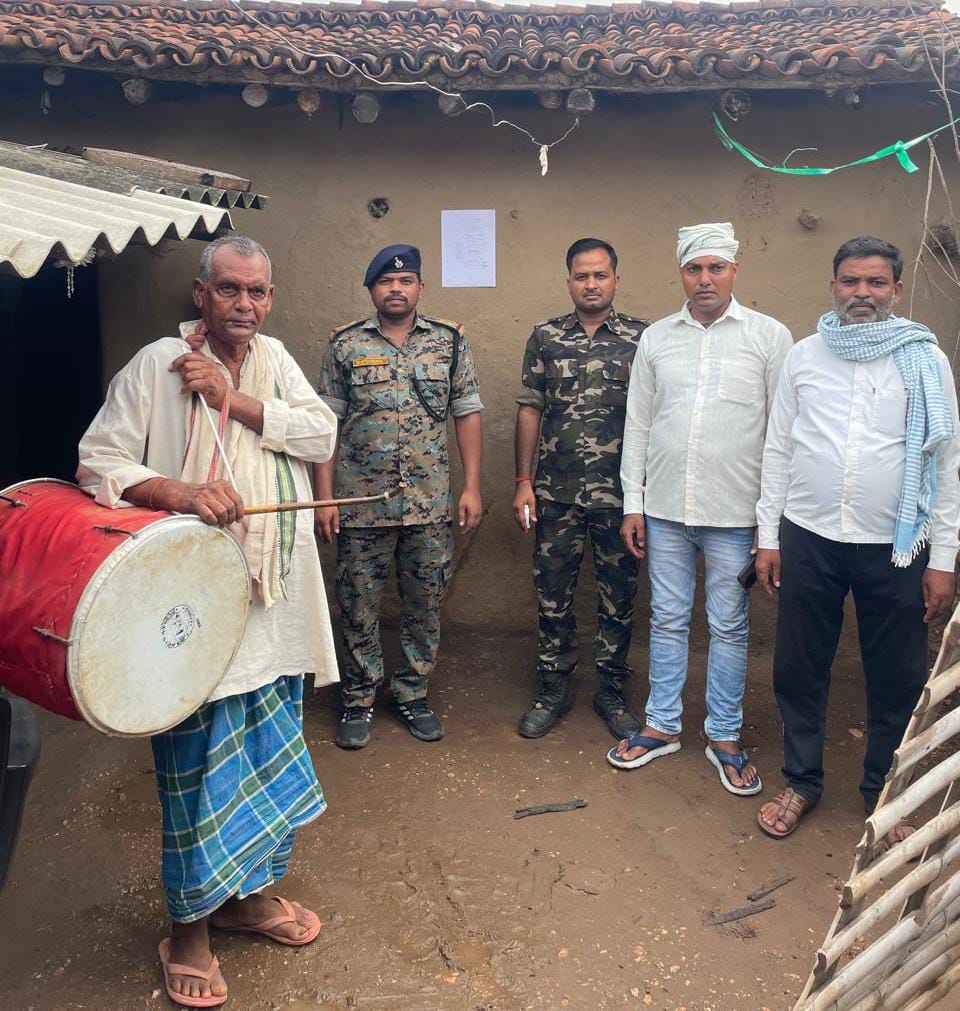 दुष्कर्म मामले के फरार अभियुक्त के घर मेराल पुलिस ने चिपकाया इश्तहार