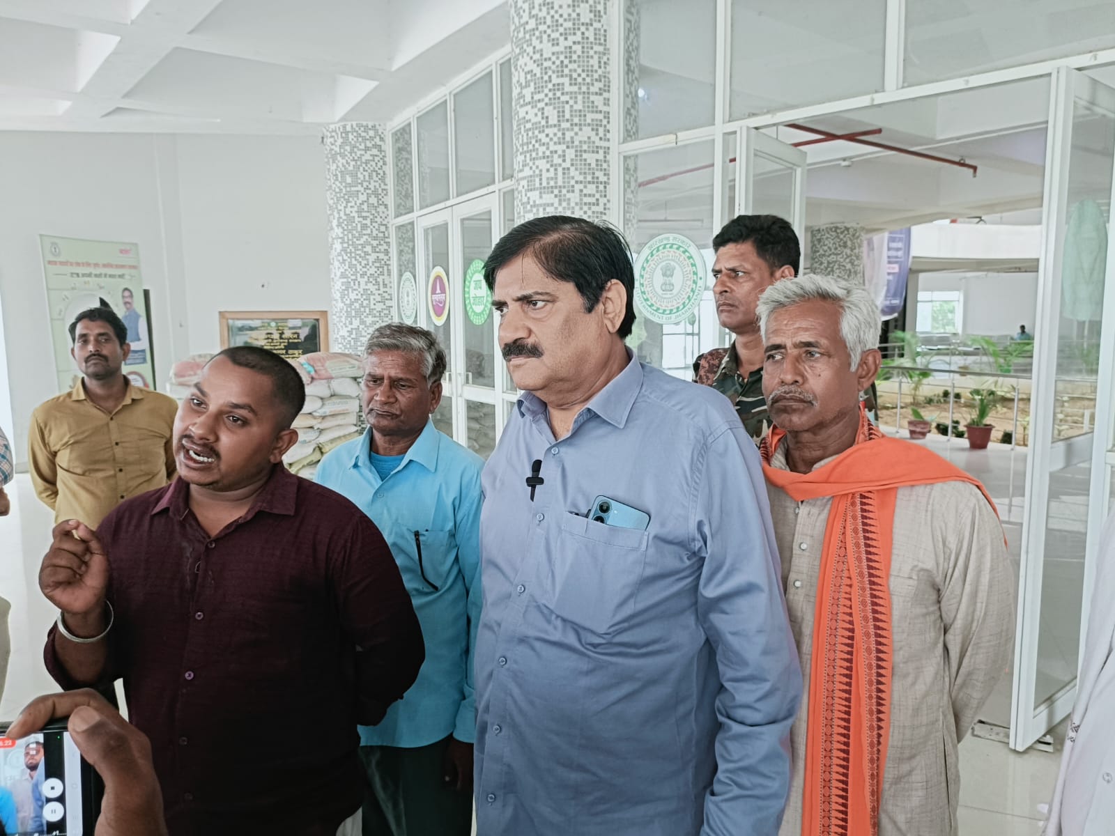 चंद्रवंशी समाज की जमीन हड़पने की साजिश का आरोप, दोषियों पर कार्रवाई की मांग को लेकर एसपी से मिले विधायक सत्येन्द्रनाथ तिवारी