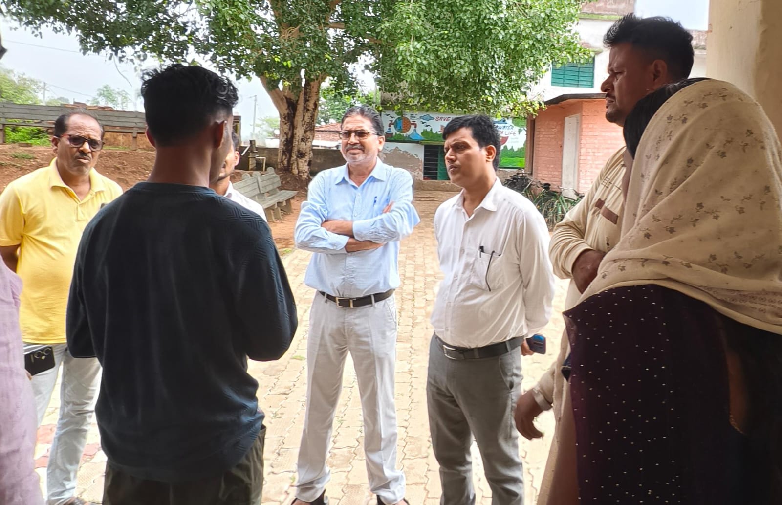 खुटिया विद्यालय पहुंचे बीडीओ अनुरंजन झा, SIR फॉर्म भरने में लापरवाही पर दी सख्त चेतावनी