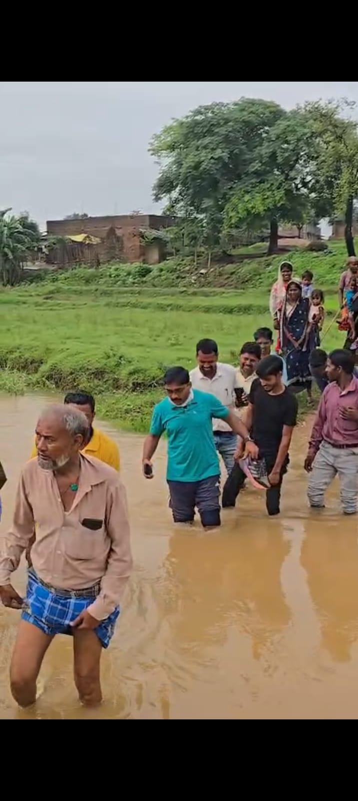 13 किमी पैदल चलकर महादलित बस्ती पहुंचे बीडीओ, वर्षों से बंद रास्ता खुलवाकर 40 भुइयां परिवारों को दिलाया आवागमन का अधिकार