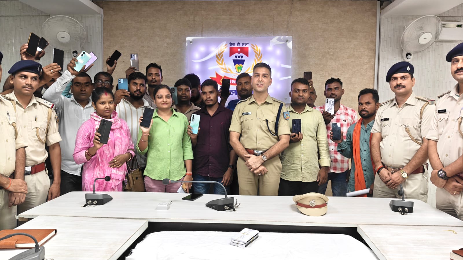 पलामू पुलिस ने 104 गुम मोबाइल लौटाए