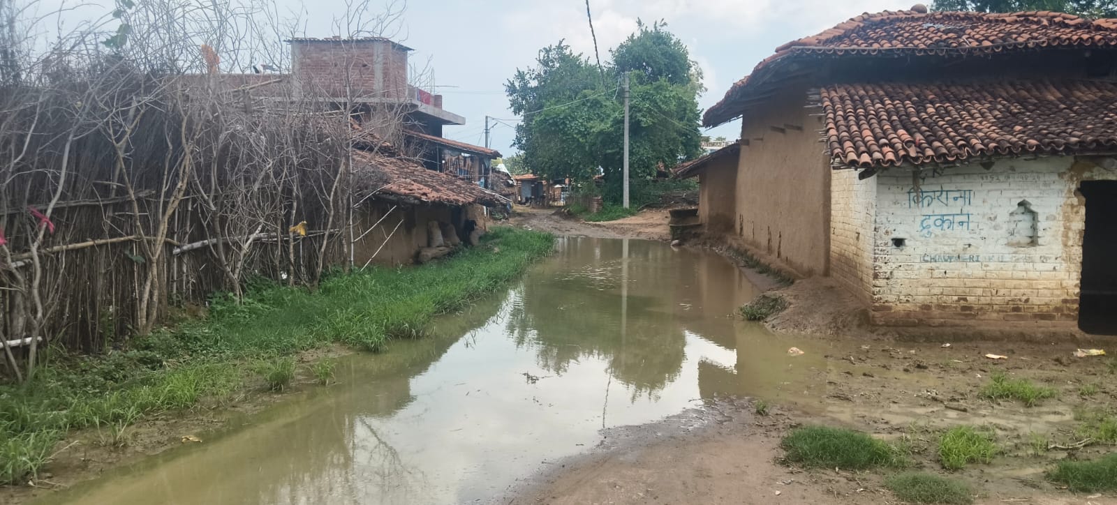 कांडी–शिवरी मुख्य सड़क पर जलजमाव से ग्रामीण परेशान, एक सप्ताह में समाधान का आश्वासन