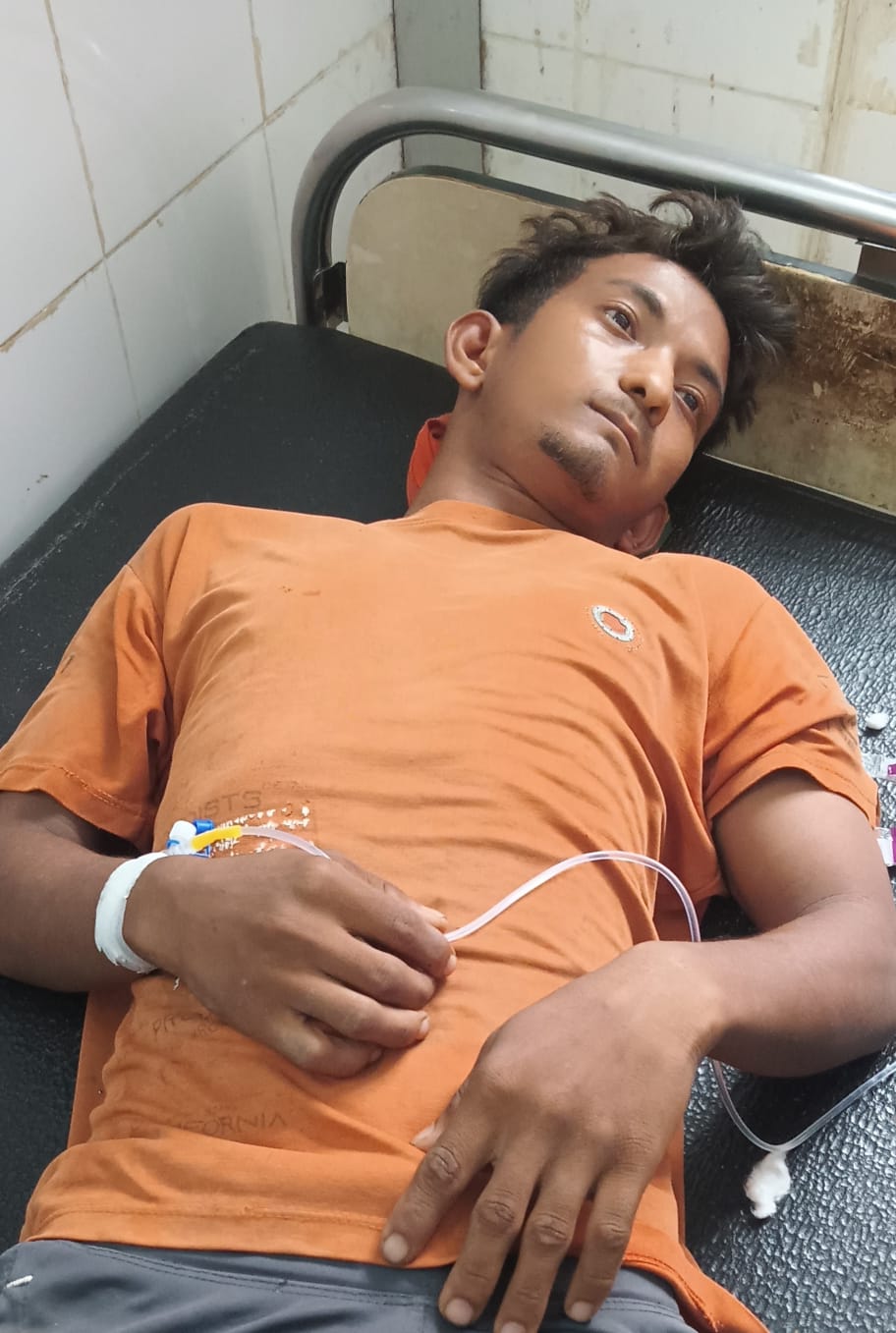 सर्पदंश के बाद युवक गढ़वा रेफर