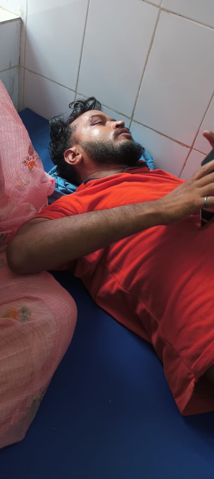 पेड़ से टकराई बाइक, युवक गंभीर घायल