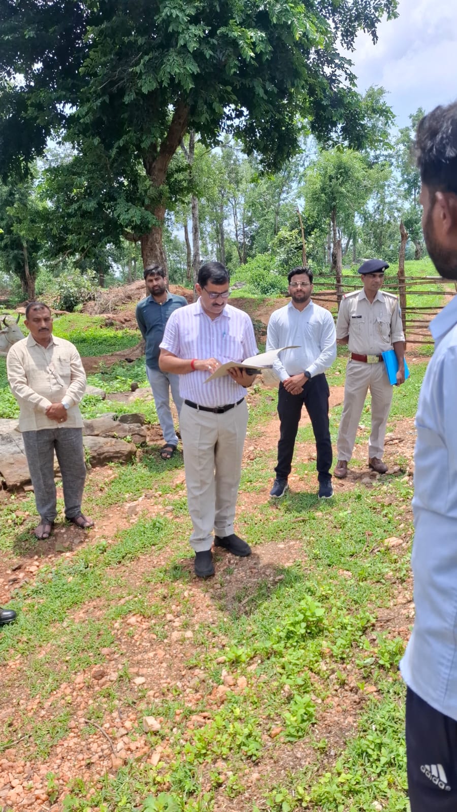 कुशमही विवाद: एसडीओ ने की जांच, 12 सूत्री मांगों को लेकर ग्रामीणों का अनिश्चितकालीन धरना जारी